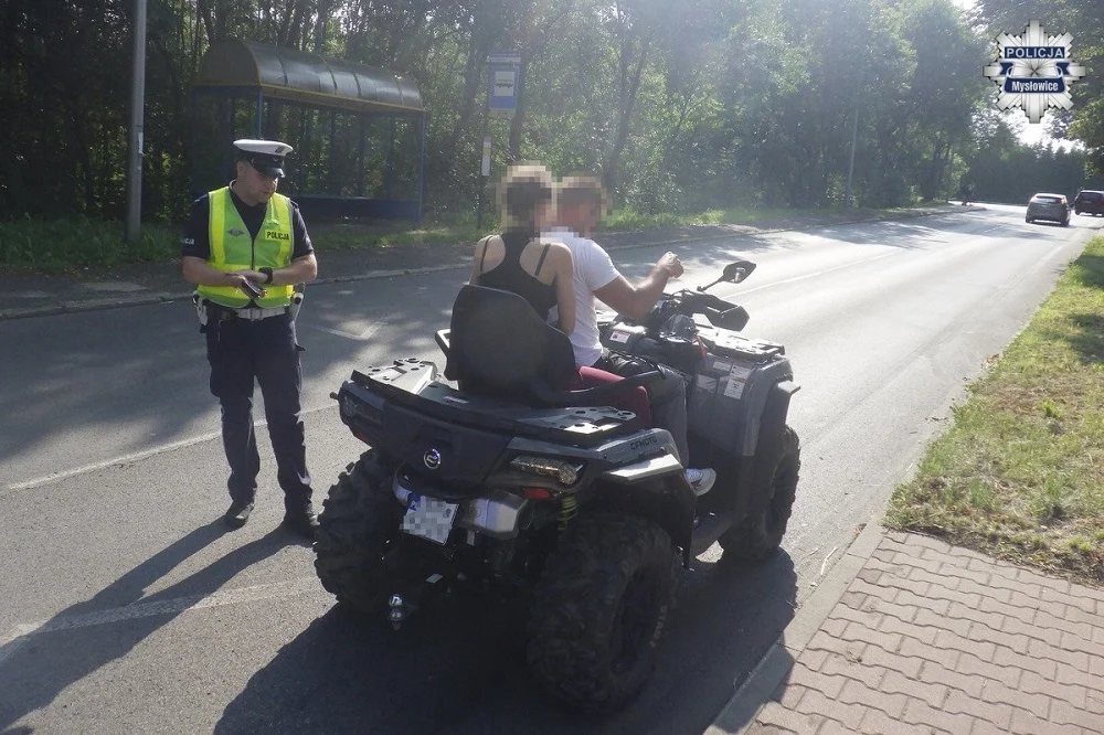 Para na quadzie ukarana za brak kasków