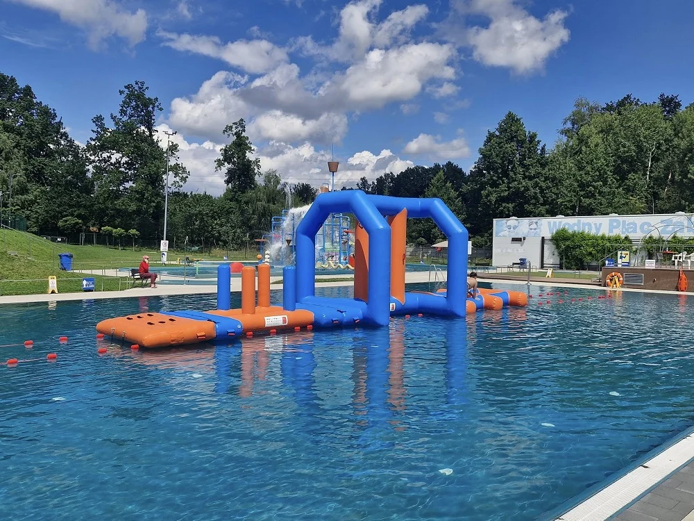 Wodny tor przeszkód na basenie w Piekarach Śląskich