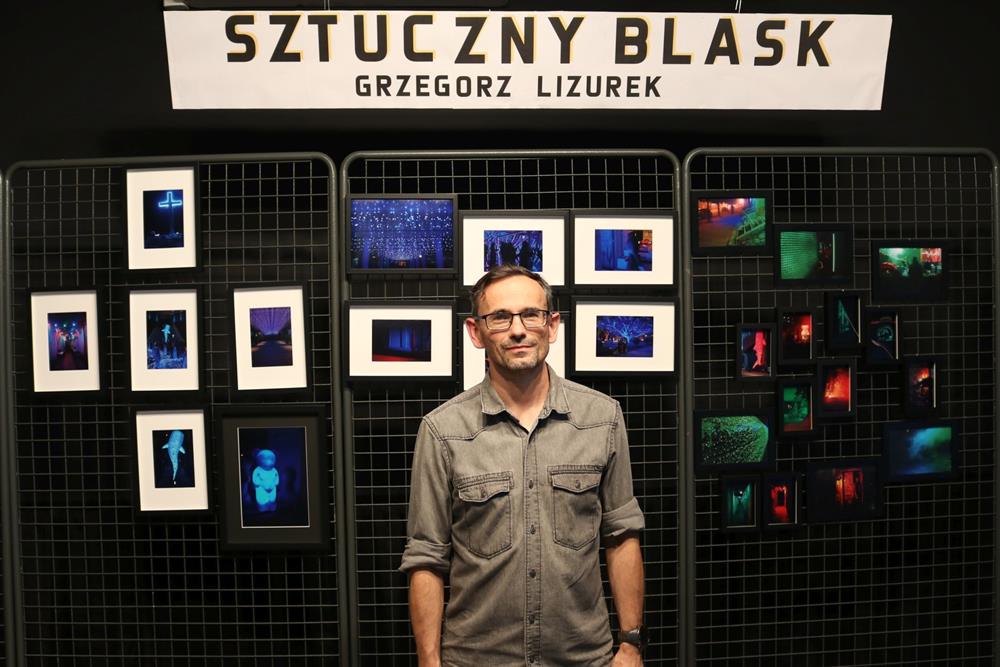 Wernisaż wystawy "Sztuczny blask" Grzegorza Lizurka w Piekarach Śląskich