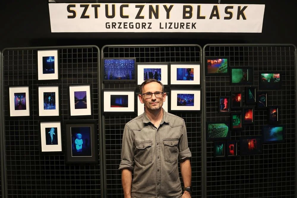 Wernisaż wystawy "Sztuczny blask" Grzegorza Lizurka w Piekarach Śląskich