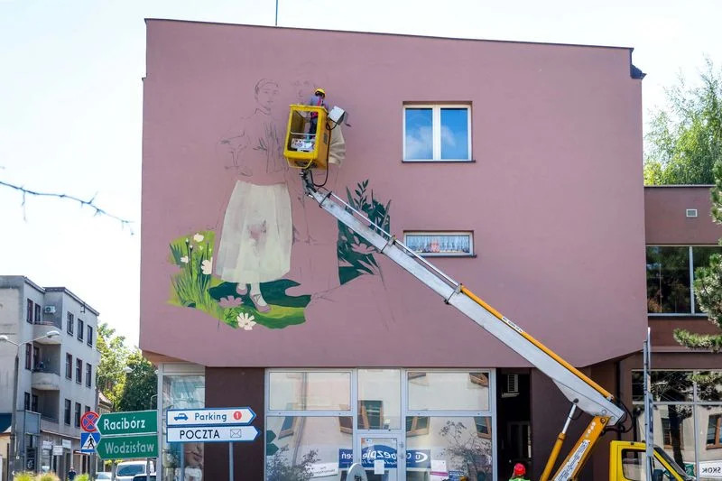 Tradycyjne stroje rybnickie na ścianie przy Placu Kopernika