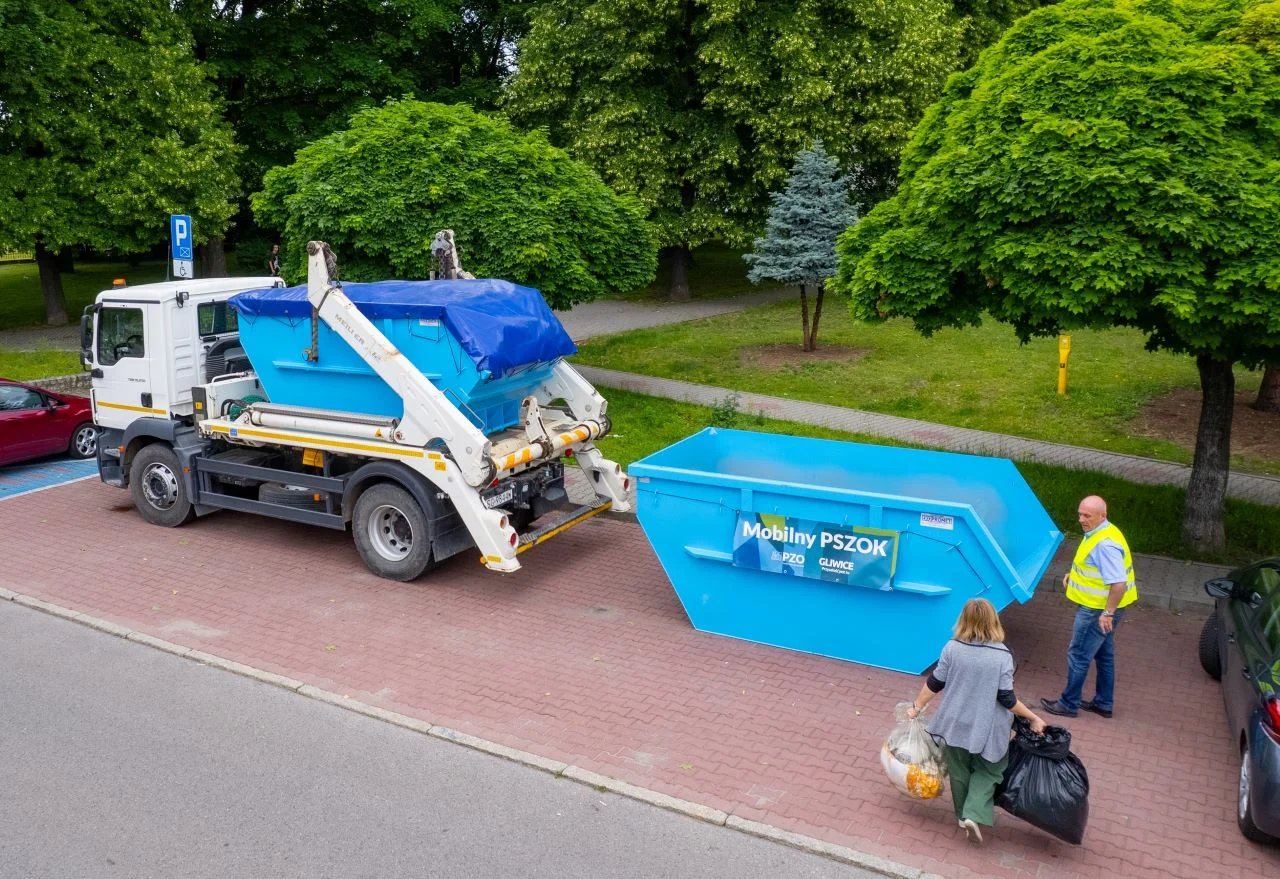 Segregujemy odpady tekstylne. Mobilne zbiórki w Wilczym Gardle, Ostropie i Wójtowej Wsi