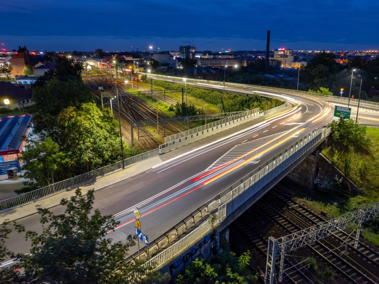 Nowoczesne oświetlenie i chodniki na wiadukcie gotowe przed terminem