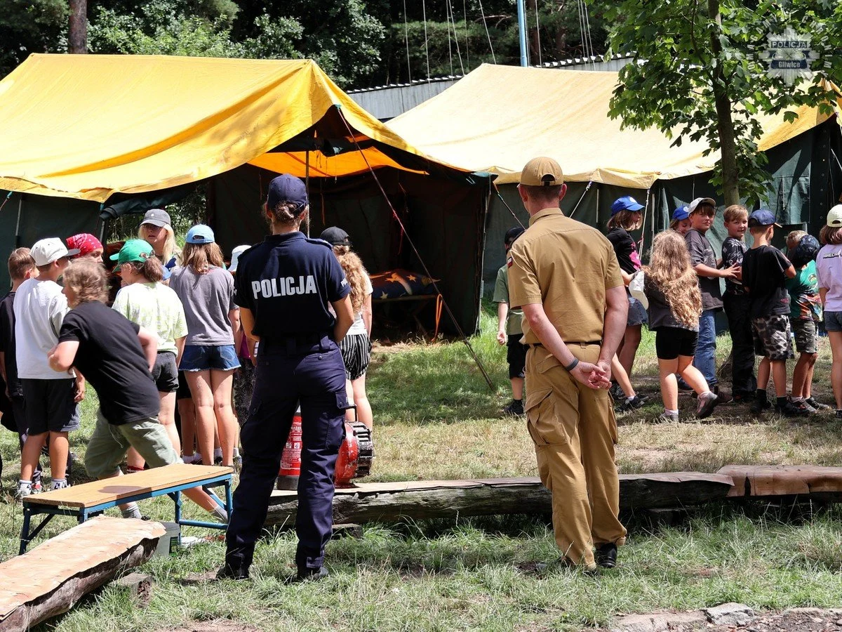 „Kręci mnie bezpieczeństwo” – gliwicka policja na obozie harcerskim w Niewieszy