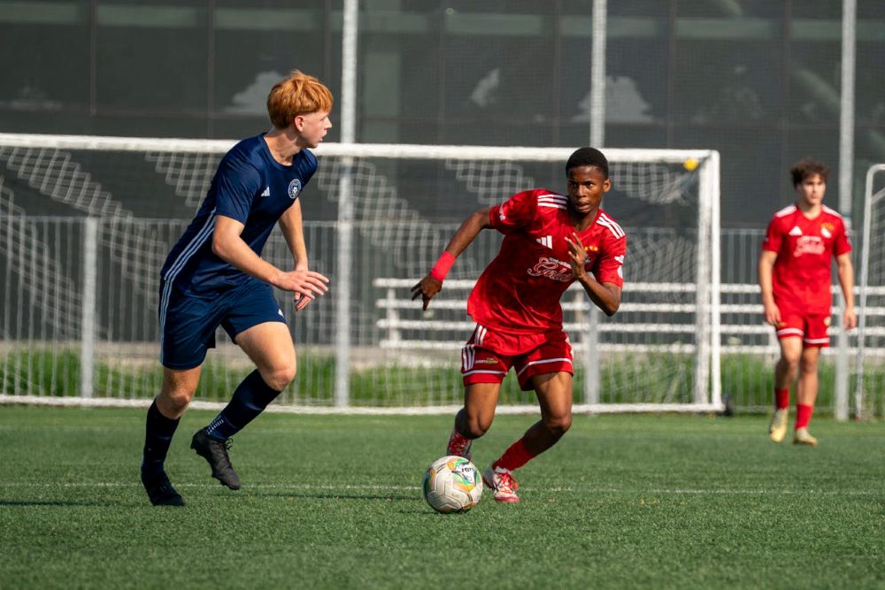 Skuteczny trening piłkarski – te akcesoria podnoszą intensywność i wydajność