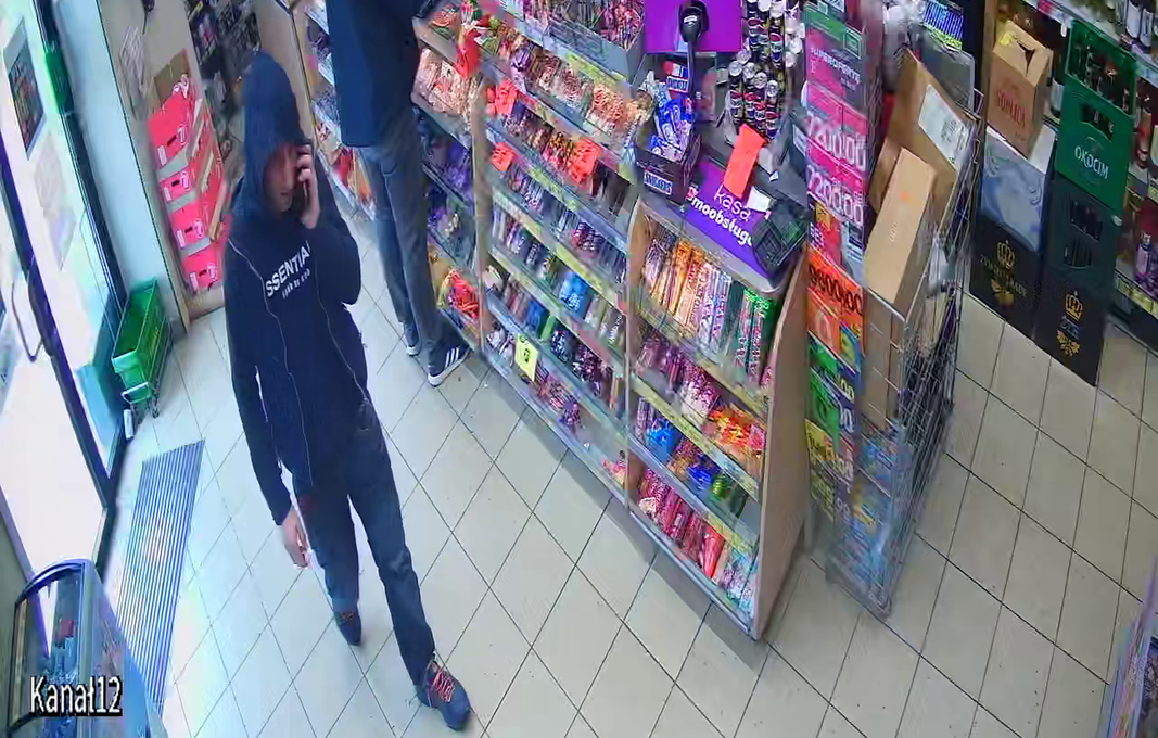 Policja szuka sprawcy kradzieży portfela w Sosnowcu – rozpoznajesz tego mężczyznę?