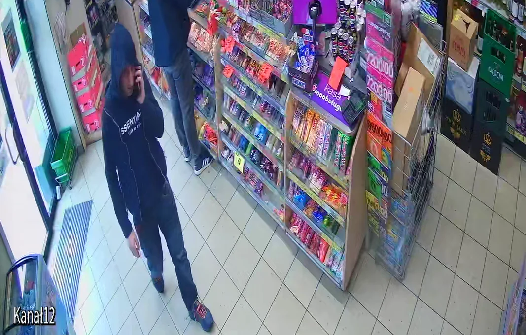 Policja szuka sprawcy kradzieży portfela w Sosnowcu – rozpoznajesz tego mężczyznę?