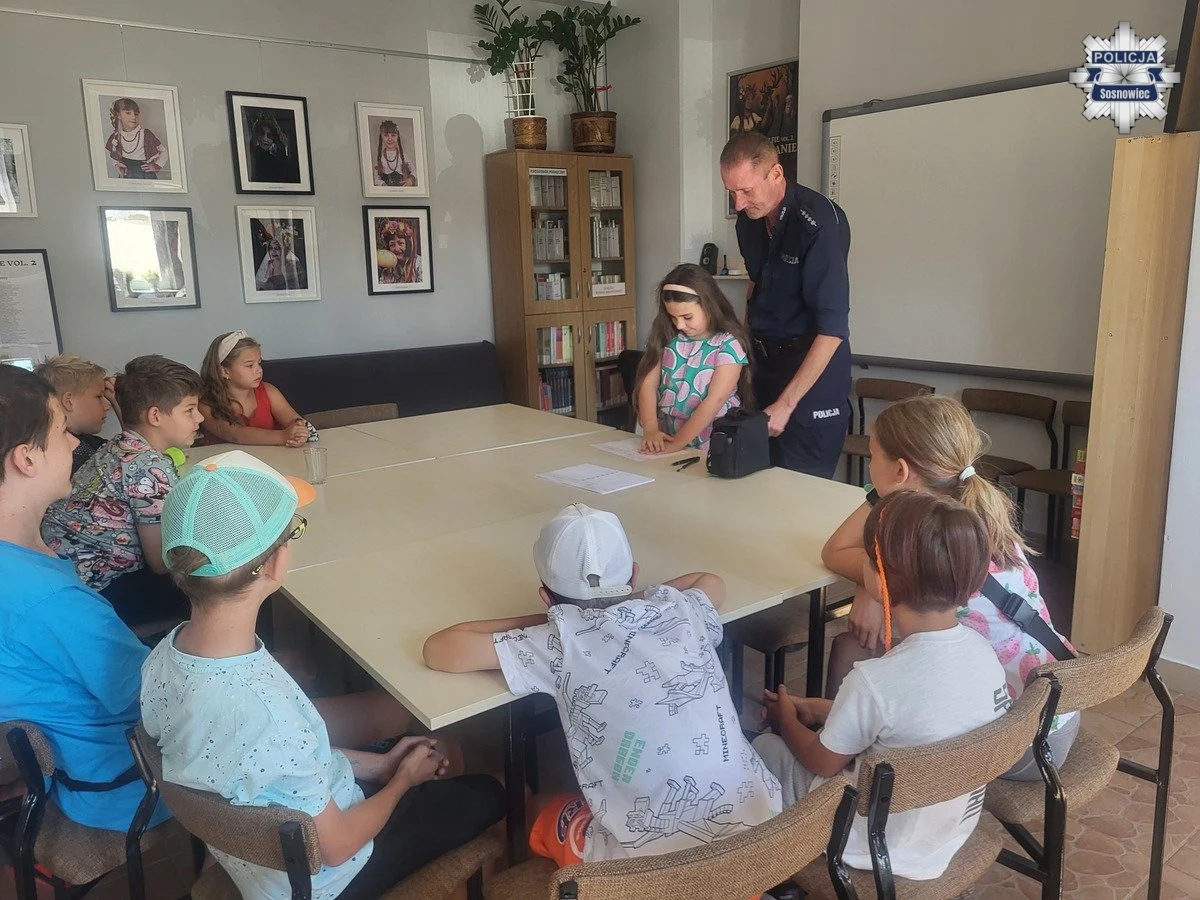 Zabawa i nauka w Sosnowcu – dzielnicowi poprowadzili zajęcia w bibliotece