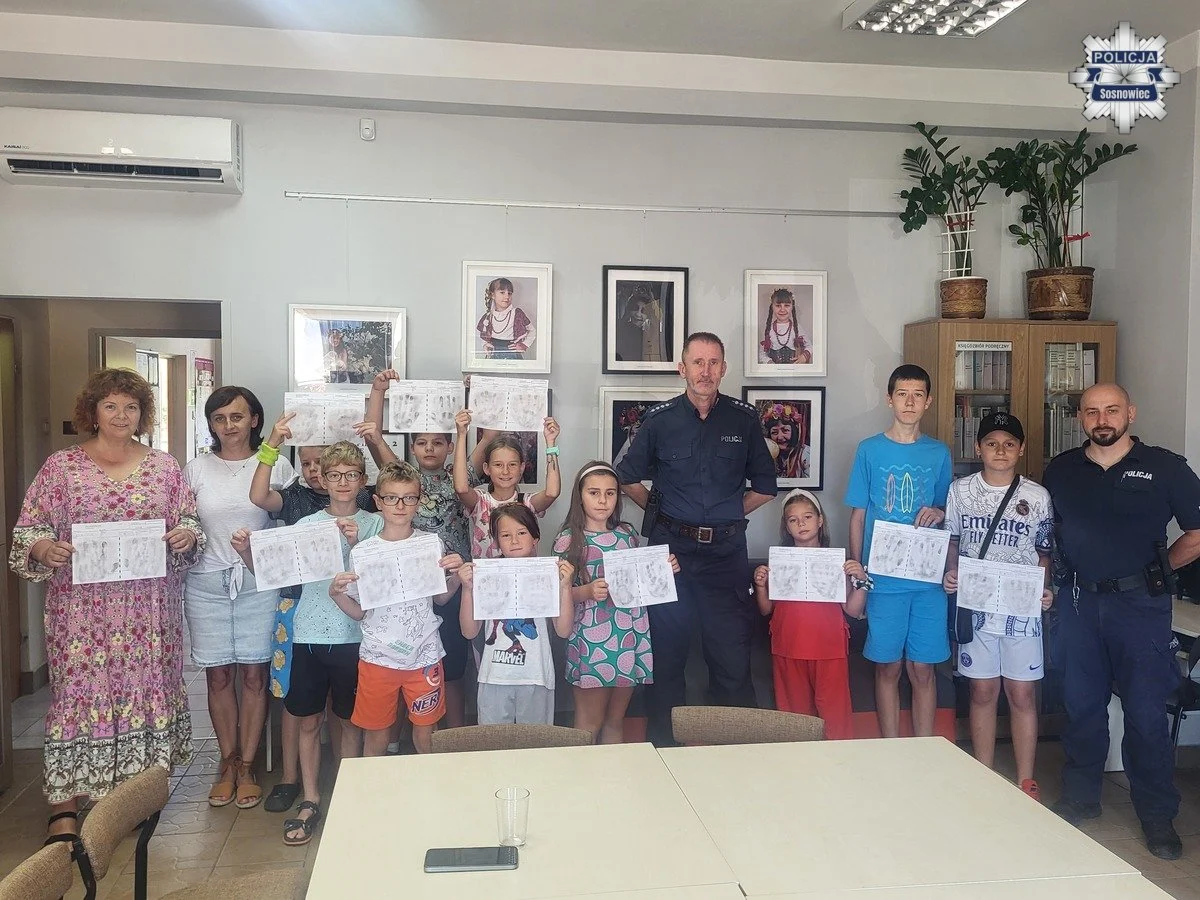 Zabawa i nauka w Sosnowcu – dzielnicowi poprowadzili zajęcia w bibliotece