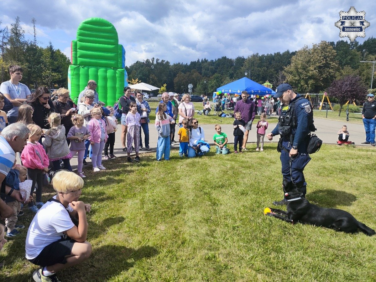 „Mopsikobus” w Sosnowcu. Dzieci uczyły się bezpieczeństwa i bawiły z policją