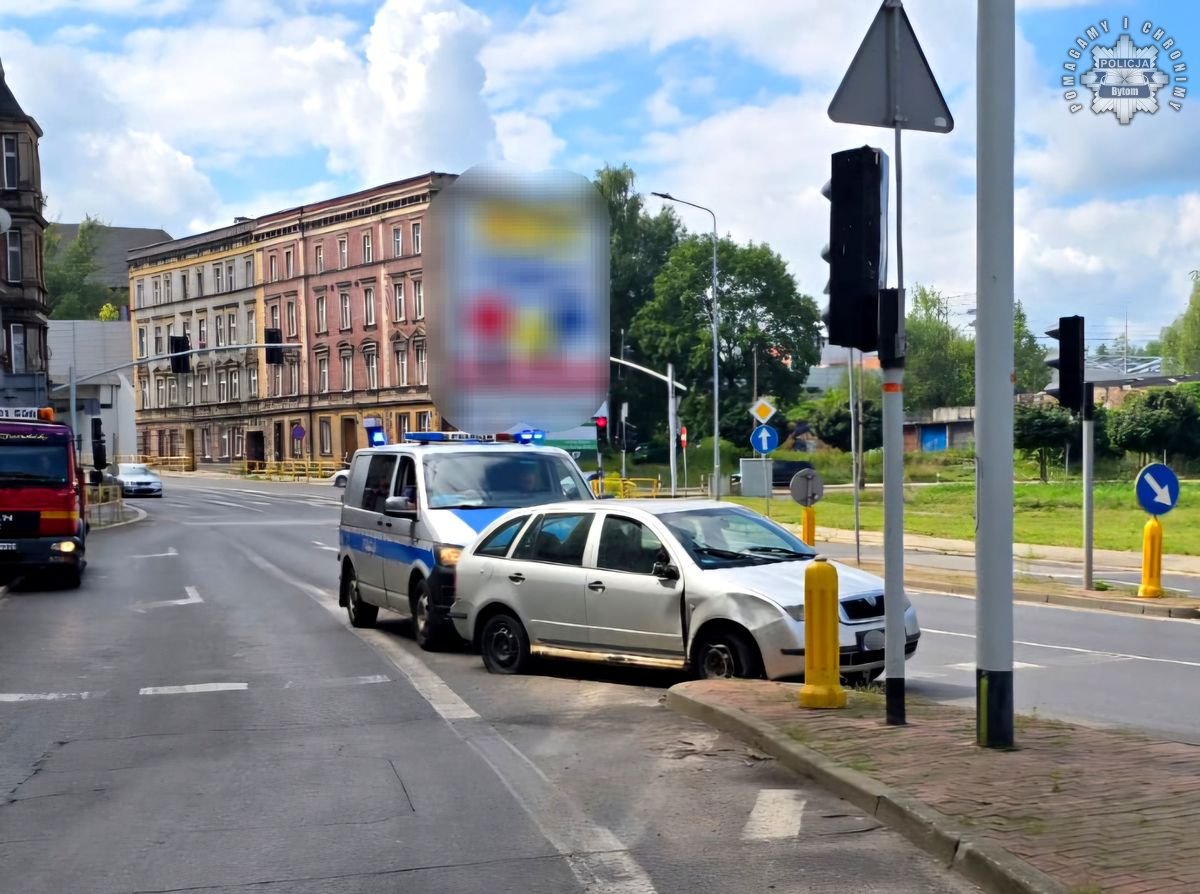 Wjechał w sygnalizator kradzionym autem i próbował ukraść kolejne. To jednak nie wszystko