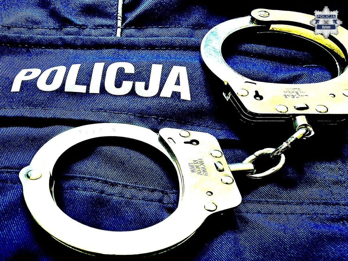 Niszczył samochody tuż przy komisariacie. Został zatrzymany na gorącym uczynku