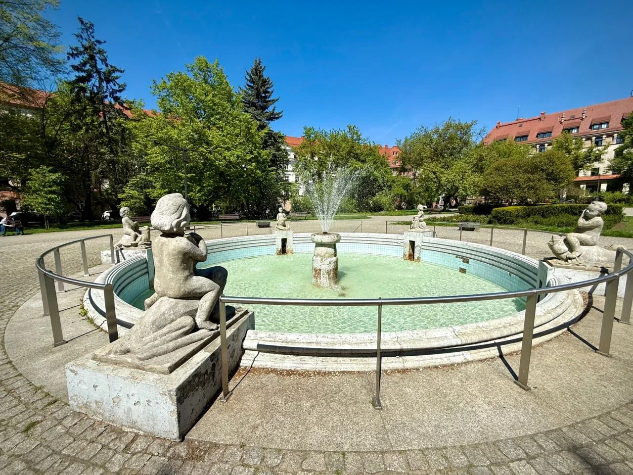 Zabytkowa fontanna przy pl. Akademickim do renowacji