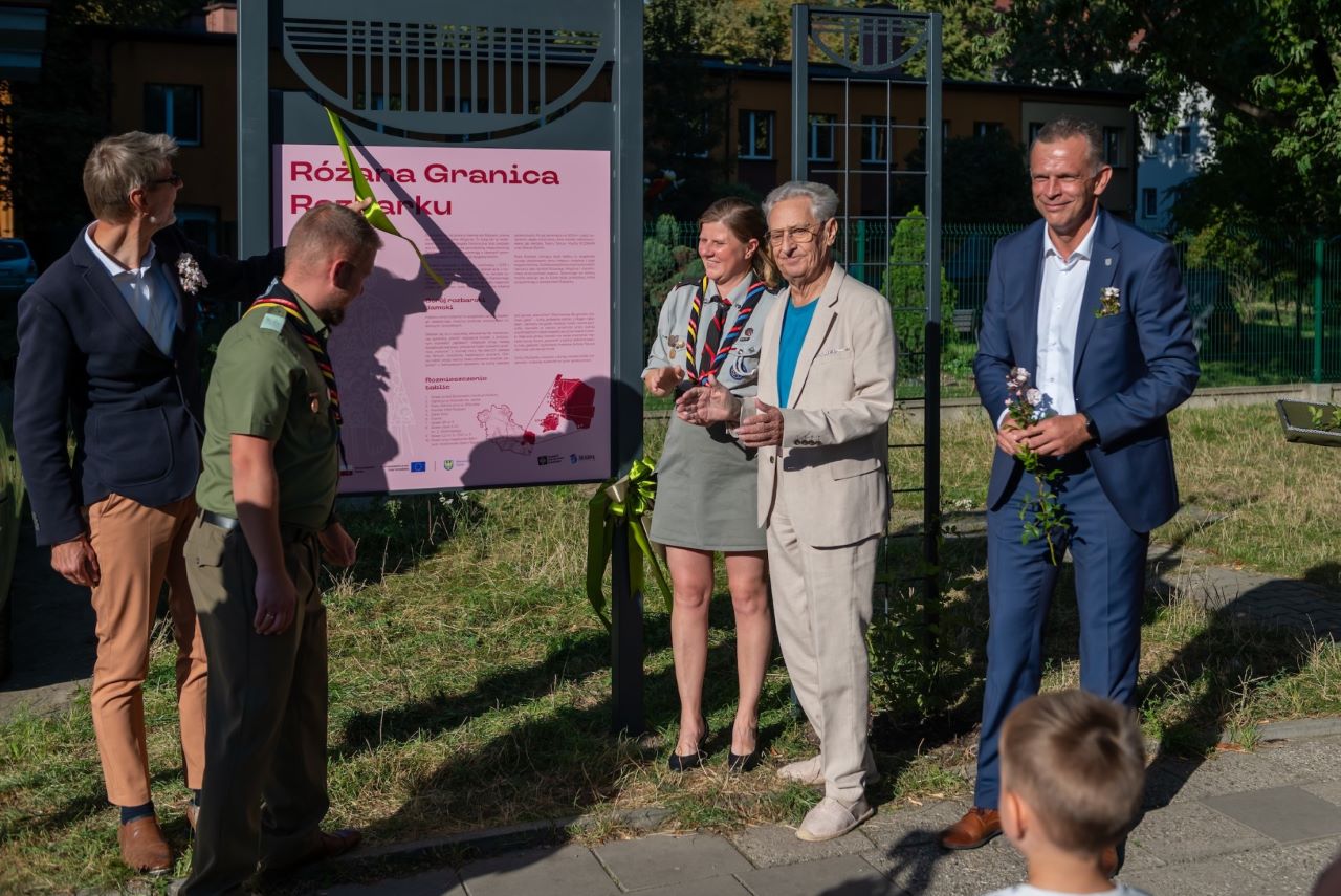 Rozbarska róża będąca dotąd jedynie symbolem – nabrała realnego kształtu