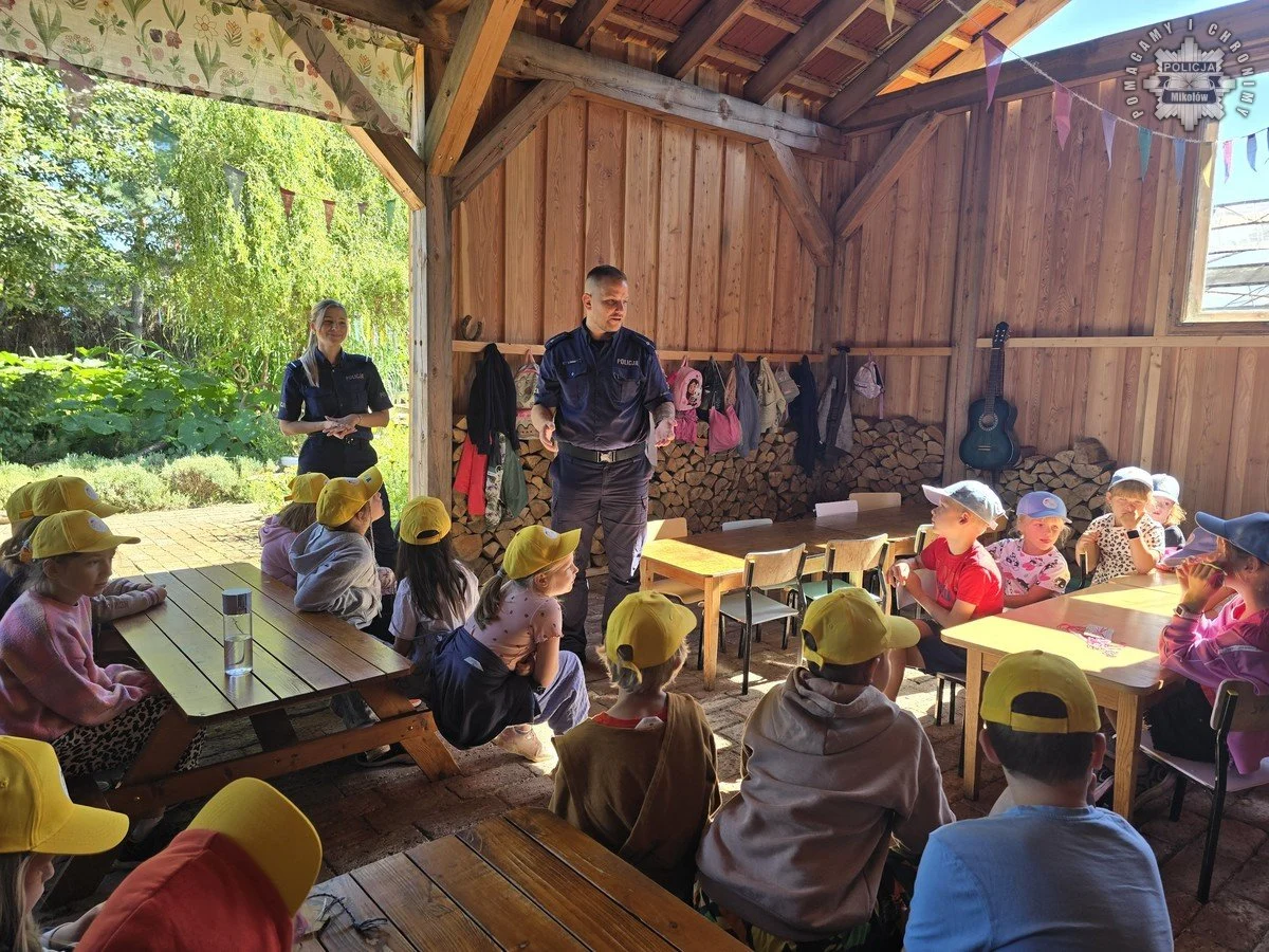 Mikołowscy policjanci dbają o bezpieczeństwo dzieci w wakacje