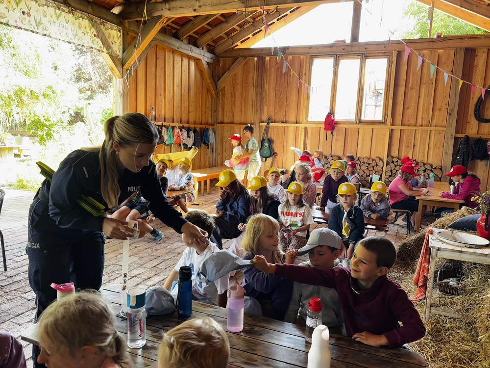 Policjanci z Mikołowa edukują najmłodszych podczas wakacji