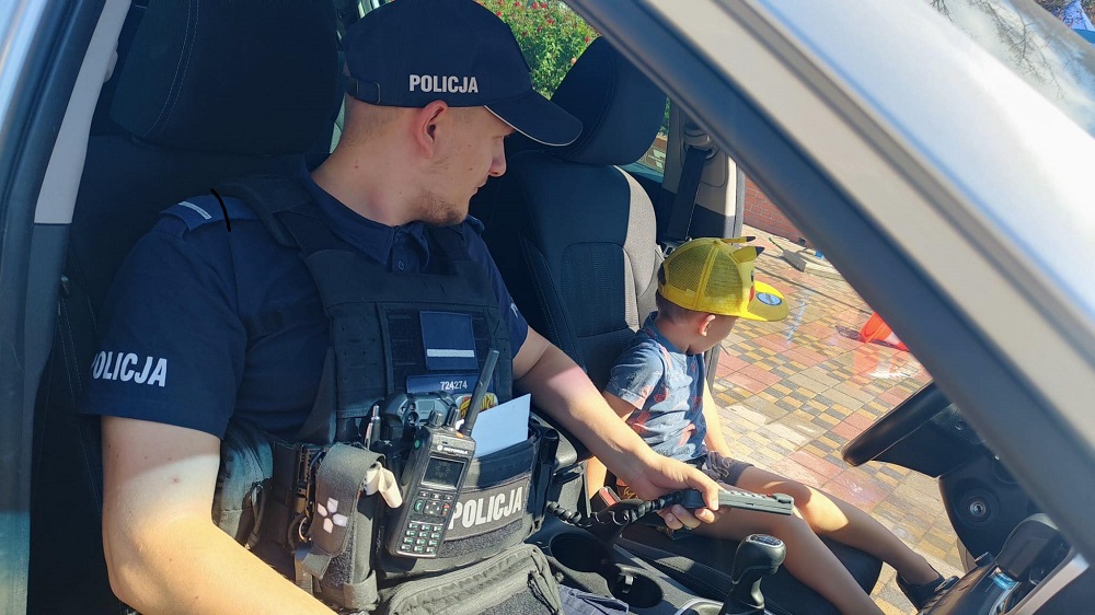 Policjanci z Mikołowa edukują najmłodszych podczas wakacji