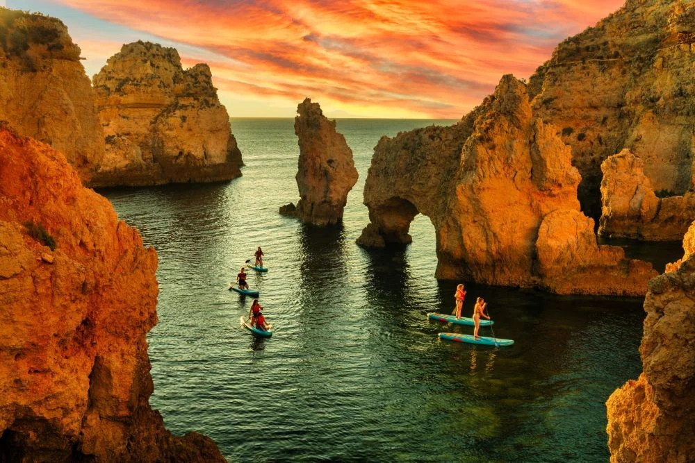 Portugalia – niewielki kraj, wielkie wrażenia. Dlaczego warto tu spędzić wakacje?