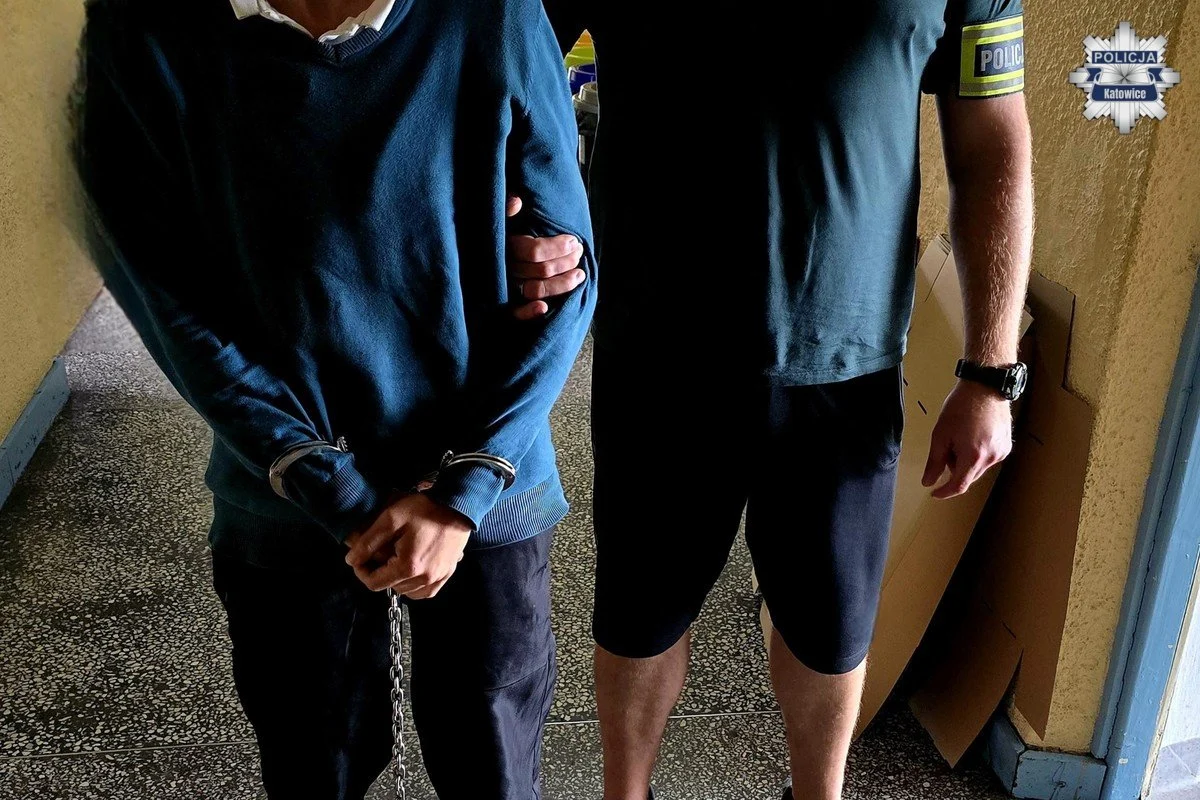 Policjanci znaleźli 500 działek narkotyków w aucie na parkingu. Właściciel z zarzutami