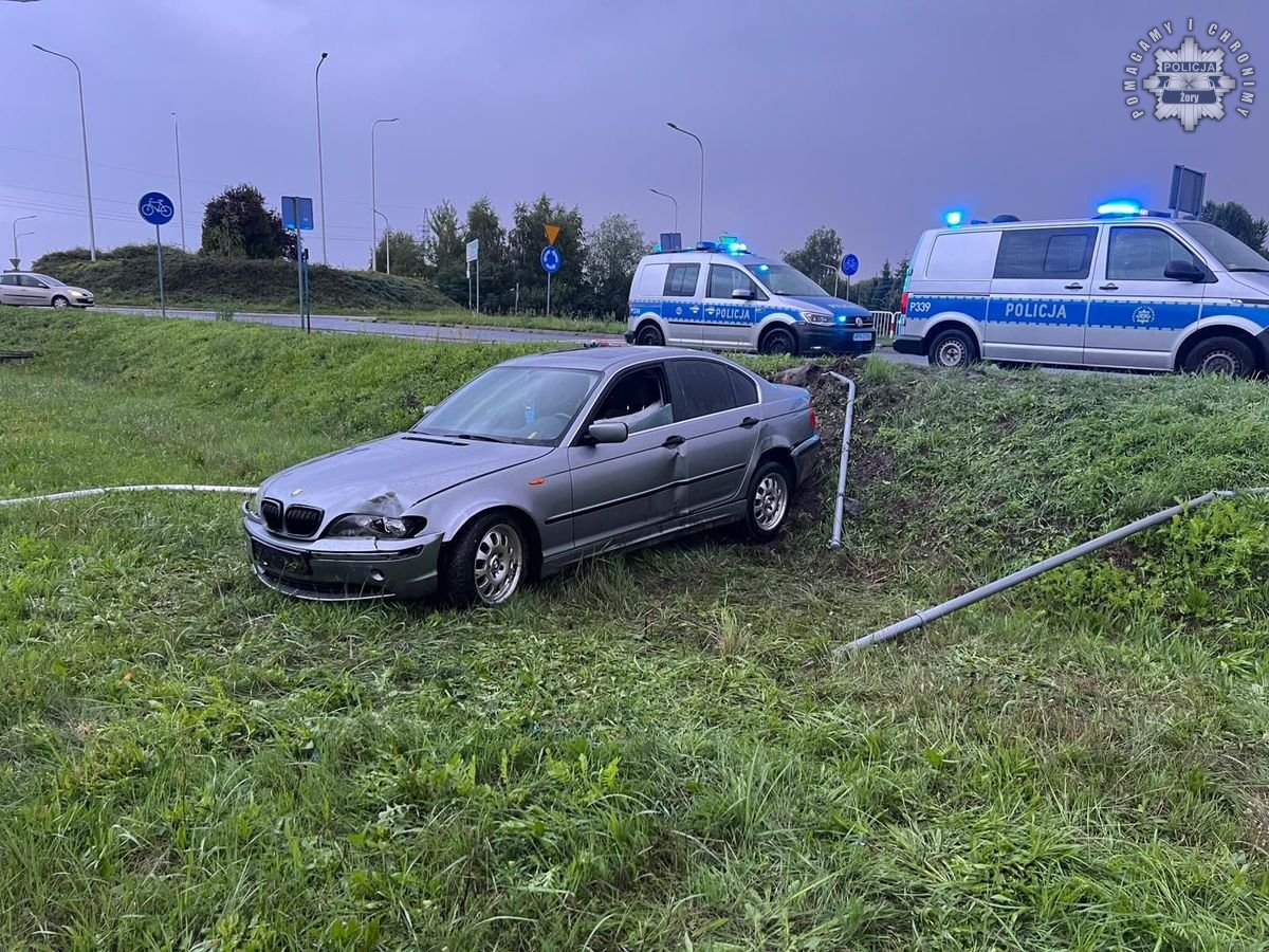 Żory: Rajd po rondzie zakończony dachowaniem. Kierowca pijany, pasażer z marihuaną
