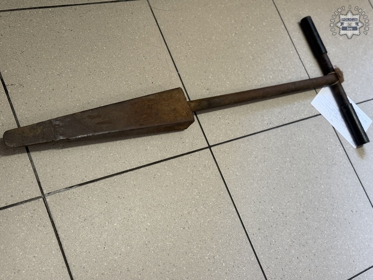 Mężczyzna podpalił drzwi, a potem zaatakował policjantów - 53-latek zatrzymany