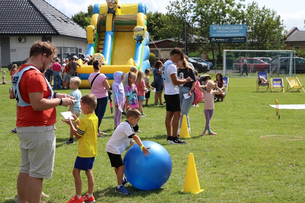 „Aktywnie w Dzielnicach” – wakacyjne zabawy i rywalizacja w Żorach [FOTO]