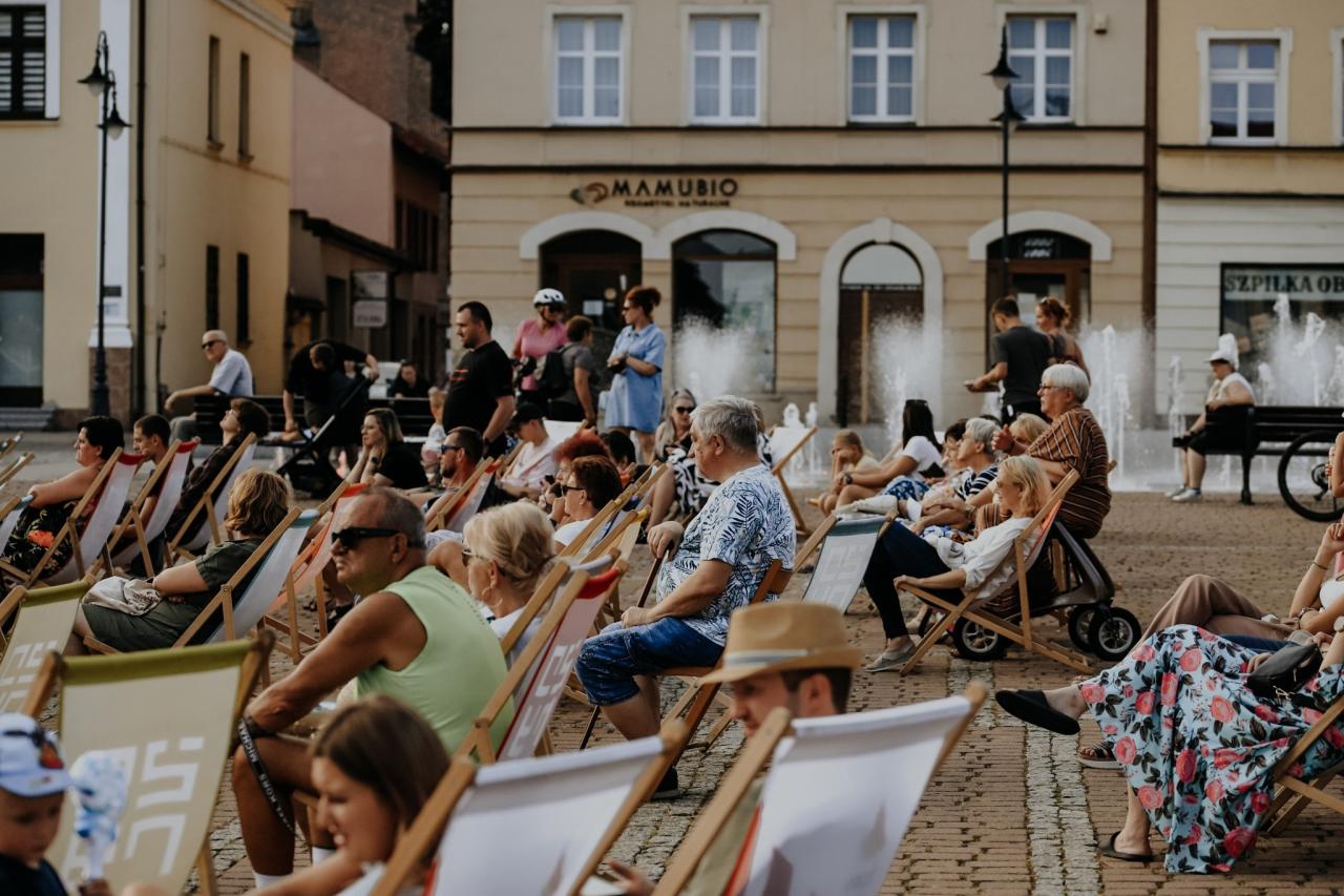 Czerwone Krzesło na Rynku 2