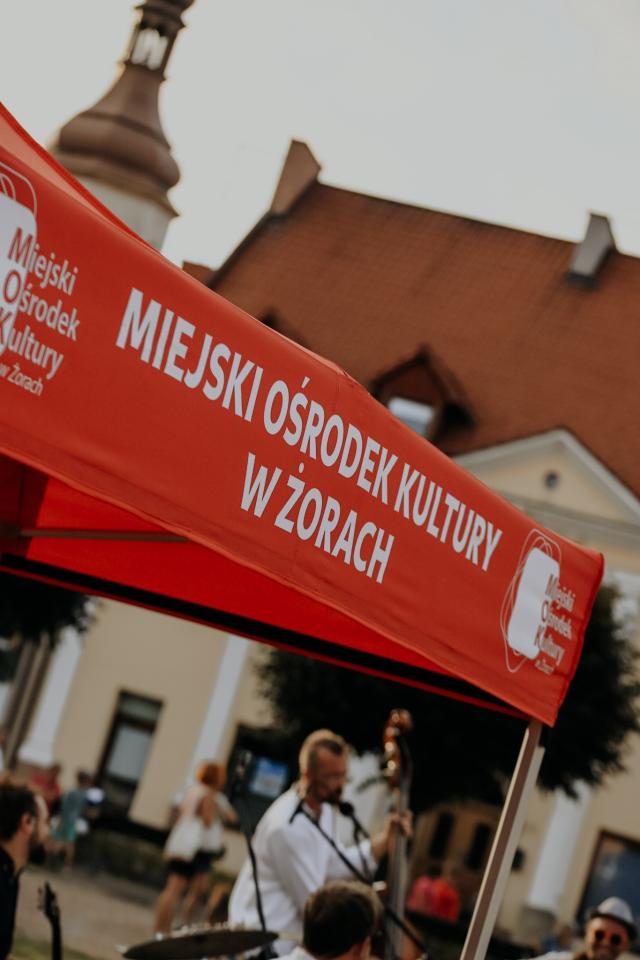 Czerwone Krzesło na Rynku 4