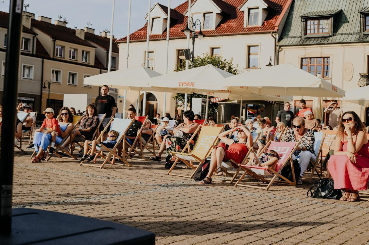 Czerwone Krzesło na Rynku 5