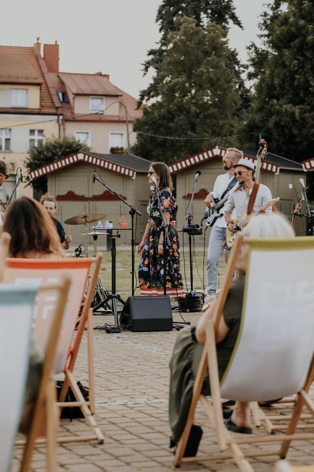 Czerwone Krzesło na Rynku 6