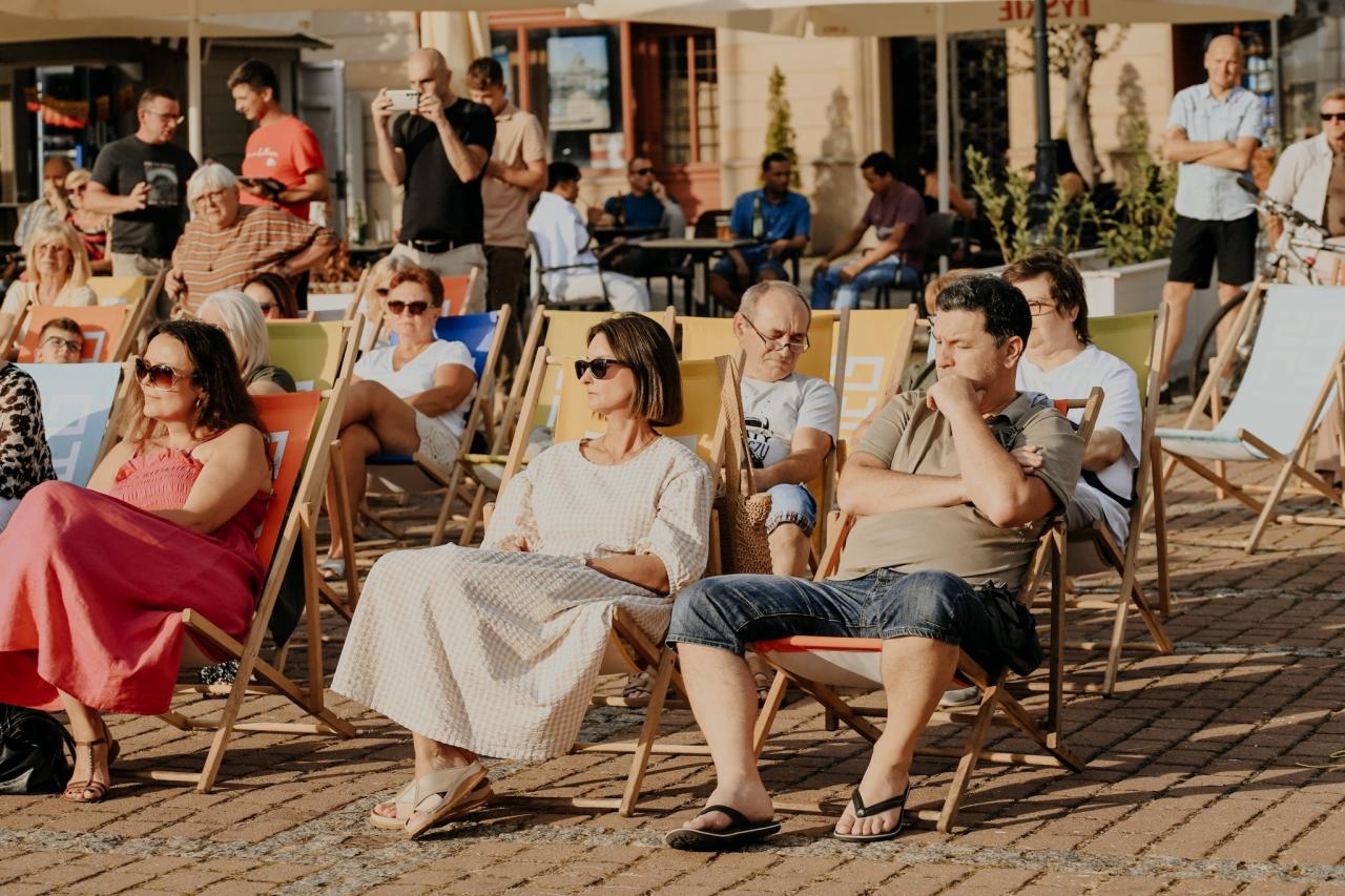 Czerwone Krzesło na Rynku 7