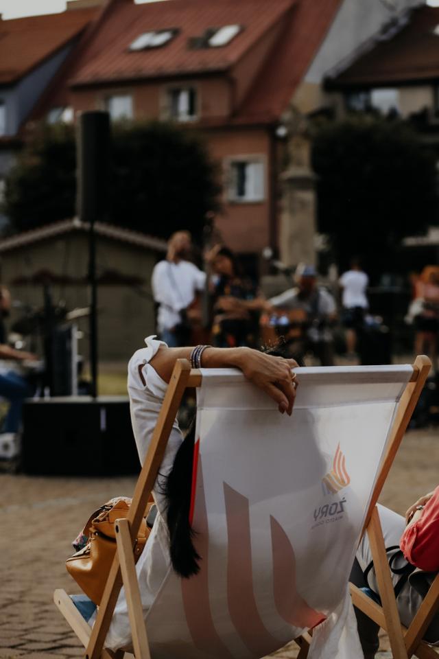 Czerwone Krzesło na Rynku 10