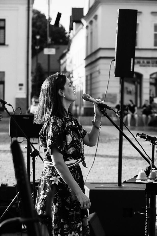 Czerwone Krzesło na Rynku 11