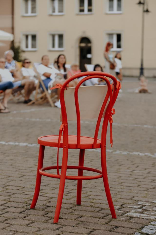 Czerwone Krzesło na Rynku 12