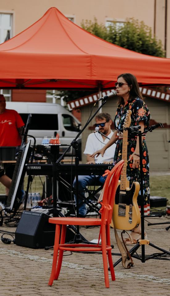 Czerwone Krzesło na Rynku 13