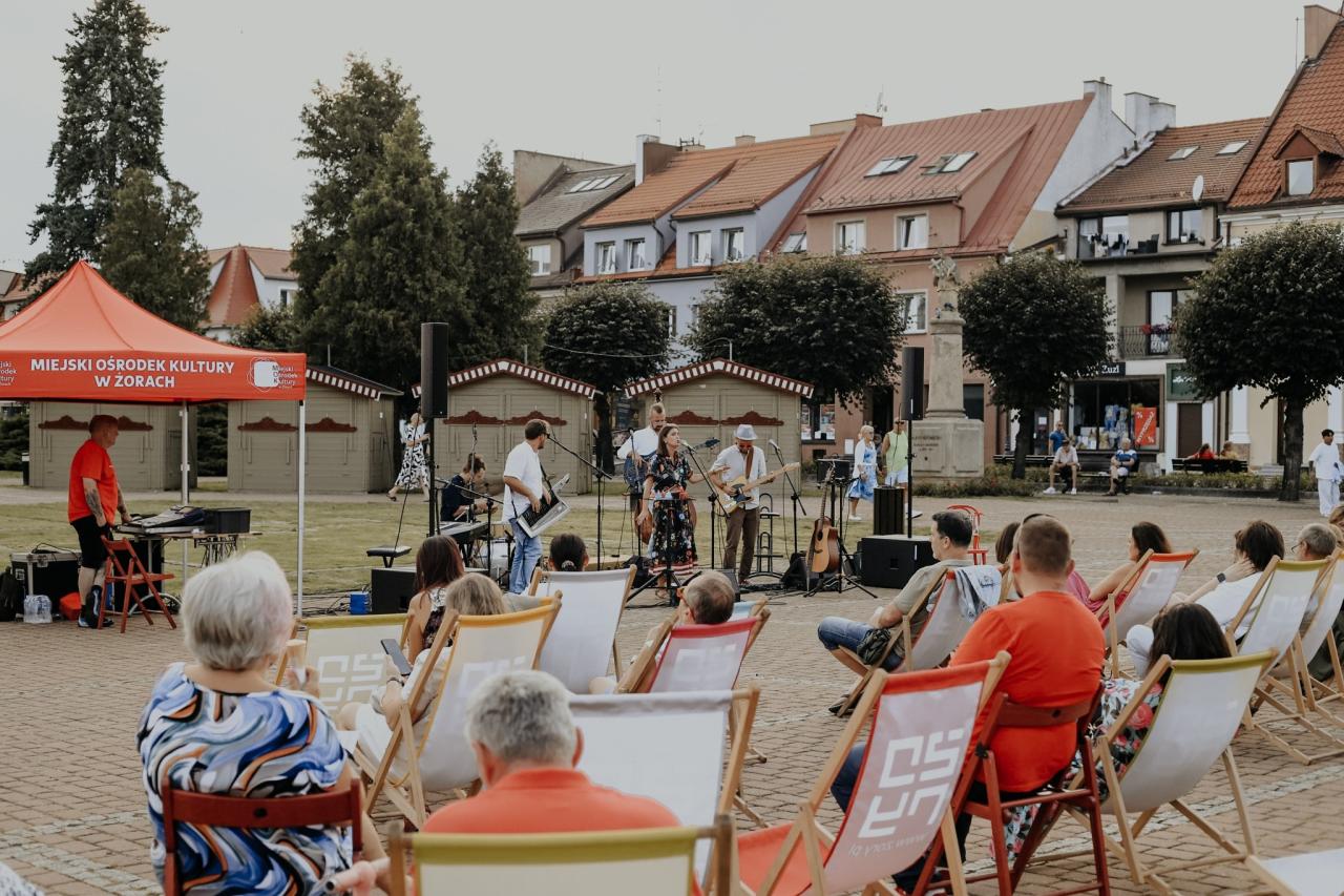 Czerwone Krzesło na Rynku 14