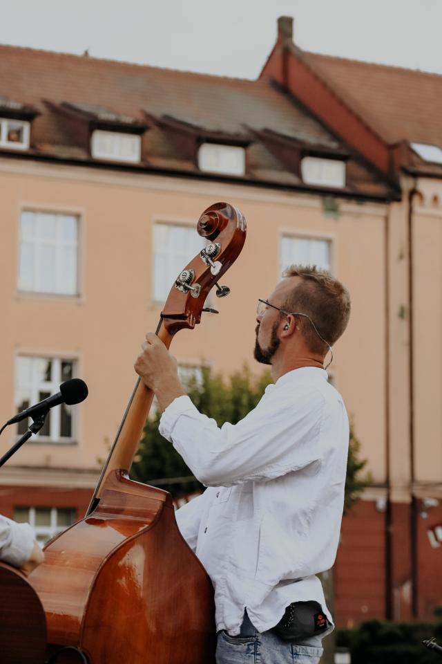 Czerwone Krzesło na Rynku 15