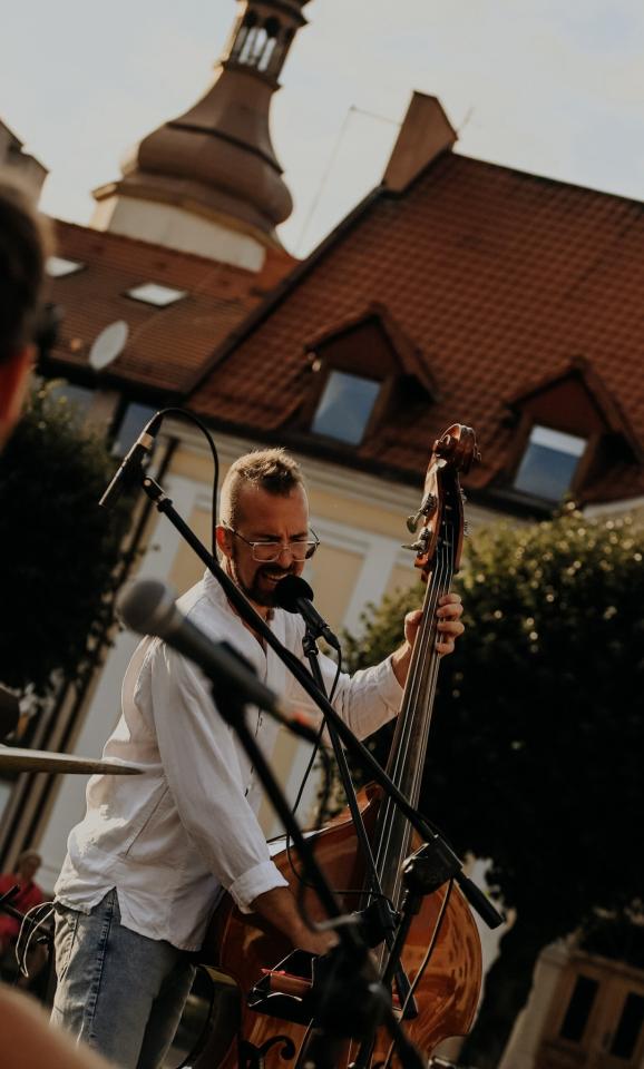 Czerwone Krzesło na Rynku 21