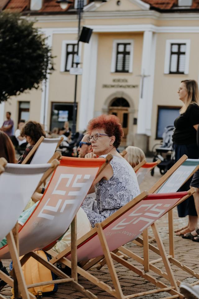 Czerwone Krzesło na Rynku 22