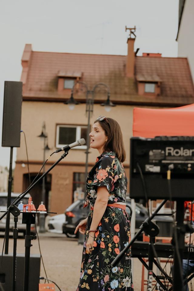 Czerwone Krzesło na Rynku 23