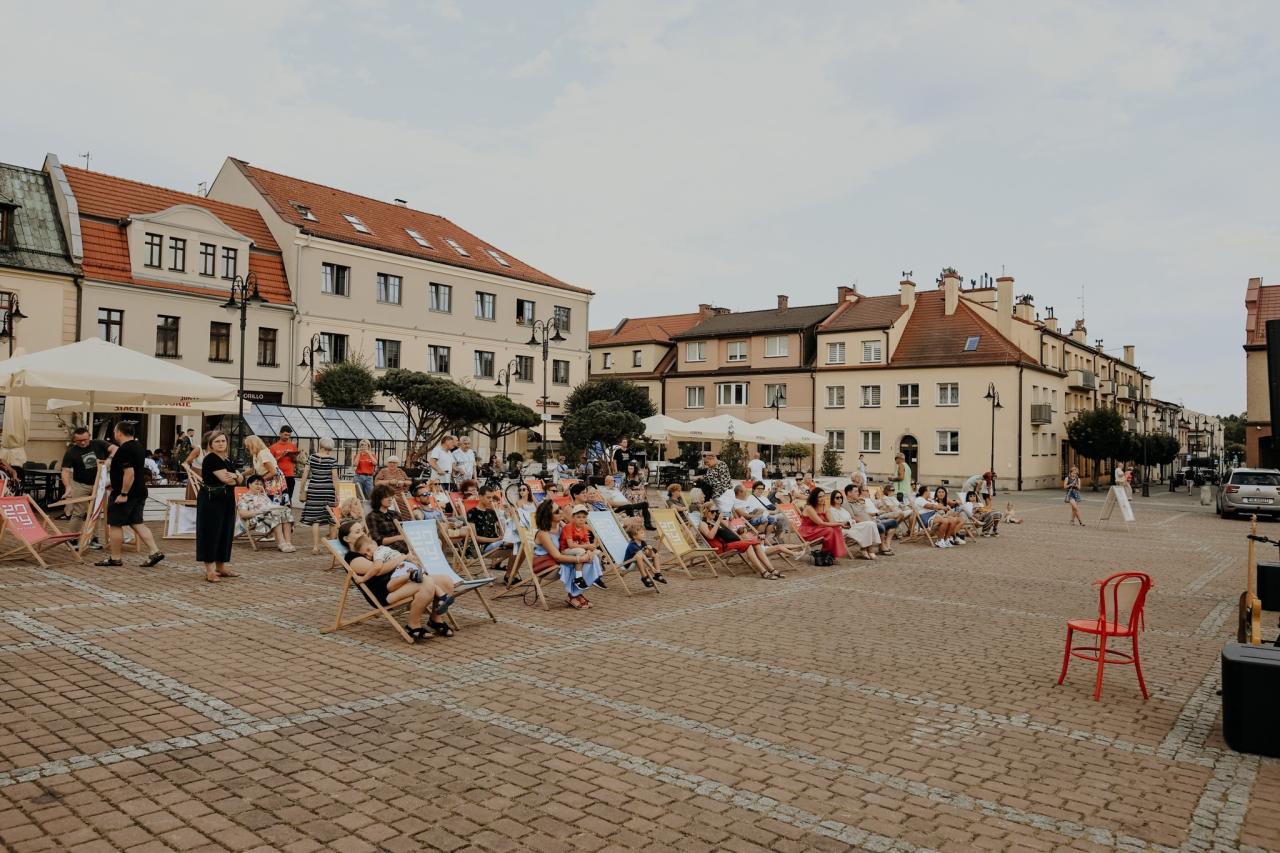 Czerwone Krzesło na Rynku 24