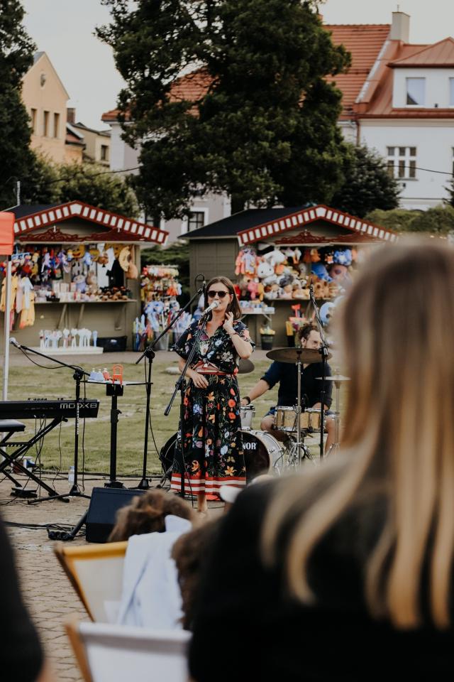 Czerwone Krzesło na Rynku 25