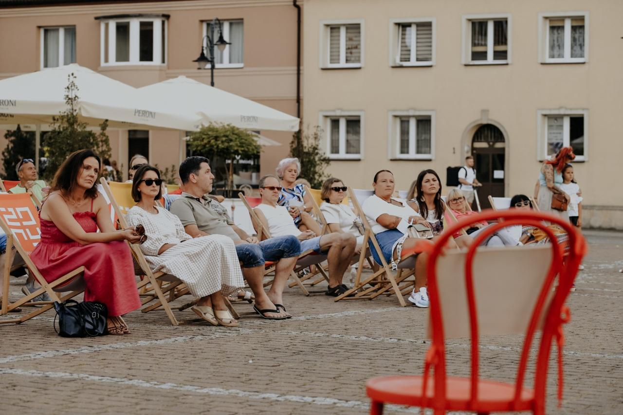 Czerwone Krzesło na Rynku 27