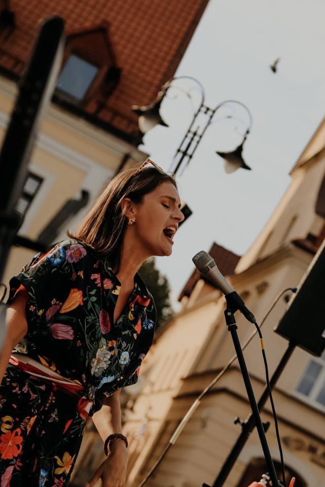 Czerwone Krzesło na Rynku 28