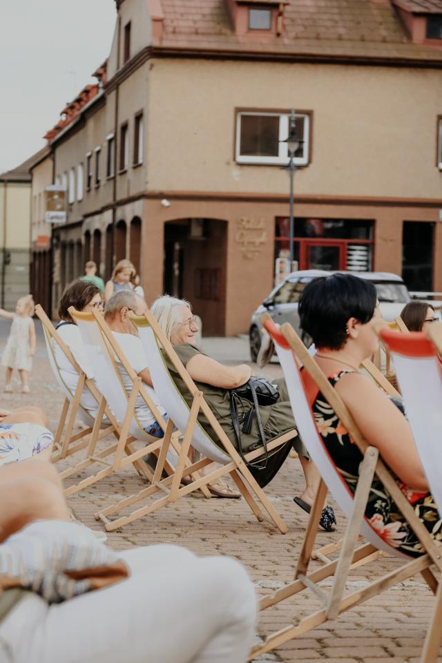 Czerwone Krzesło na Rynku 30