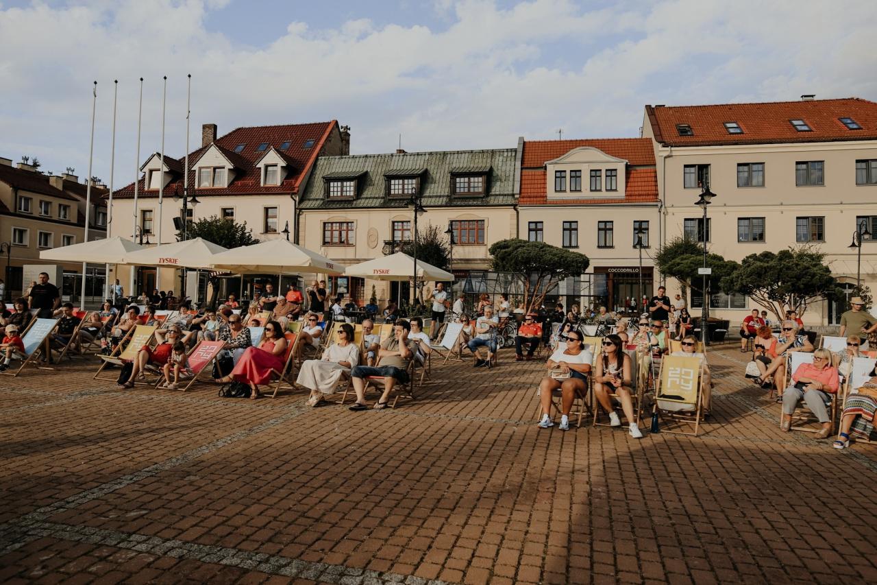 Czerwone Krzesło na Rynku 31