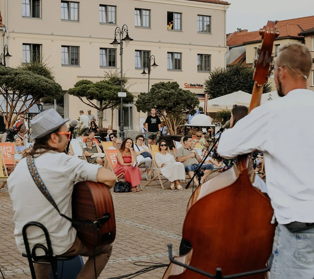 Czerwone Krzesło z Zespołem „Chwila Nieuwagi” na żorskim Rynku!