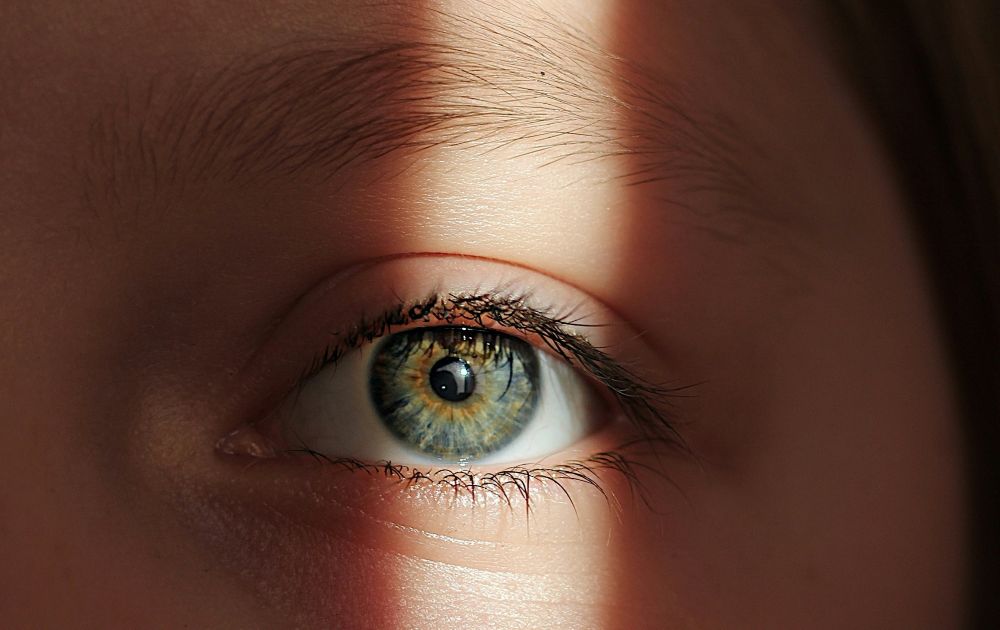 Soczewki kontaktowe na wakacje – wygoda i komfort w podróży