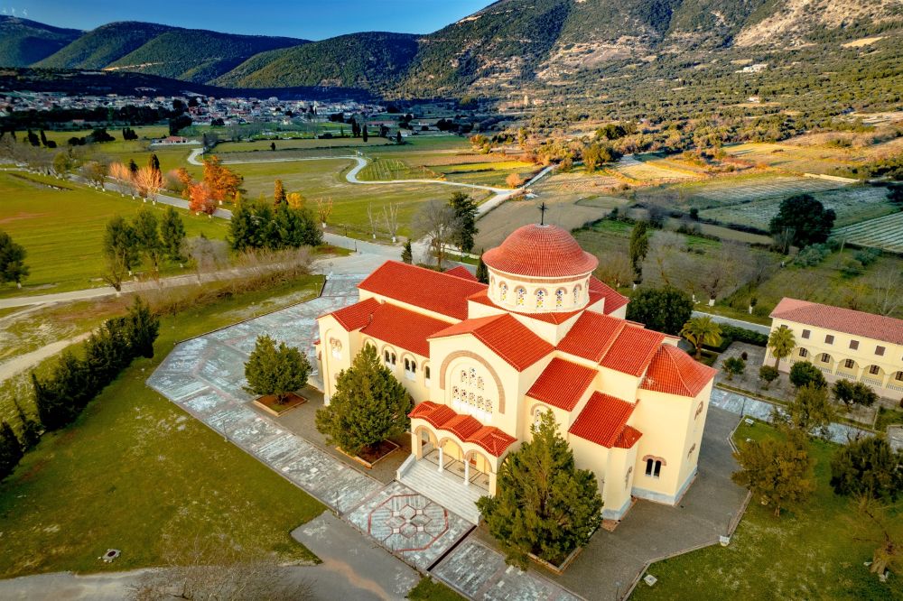 Greckie perełki ukryte wśród fal – poznaj najpiękniejsze atrakcje trzech wysp