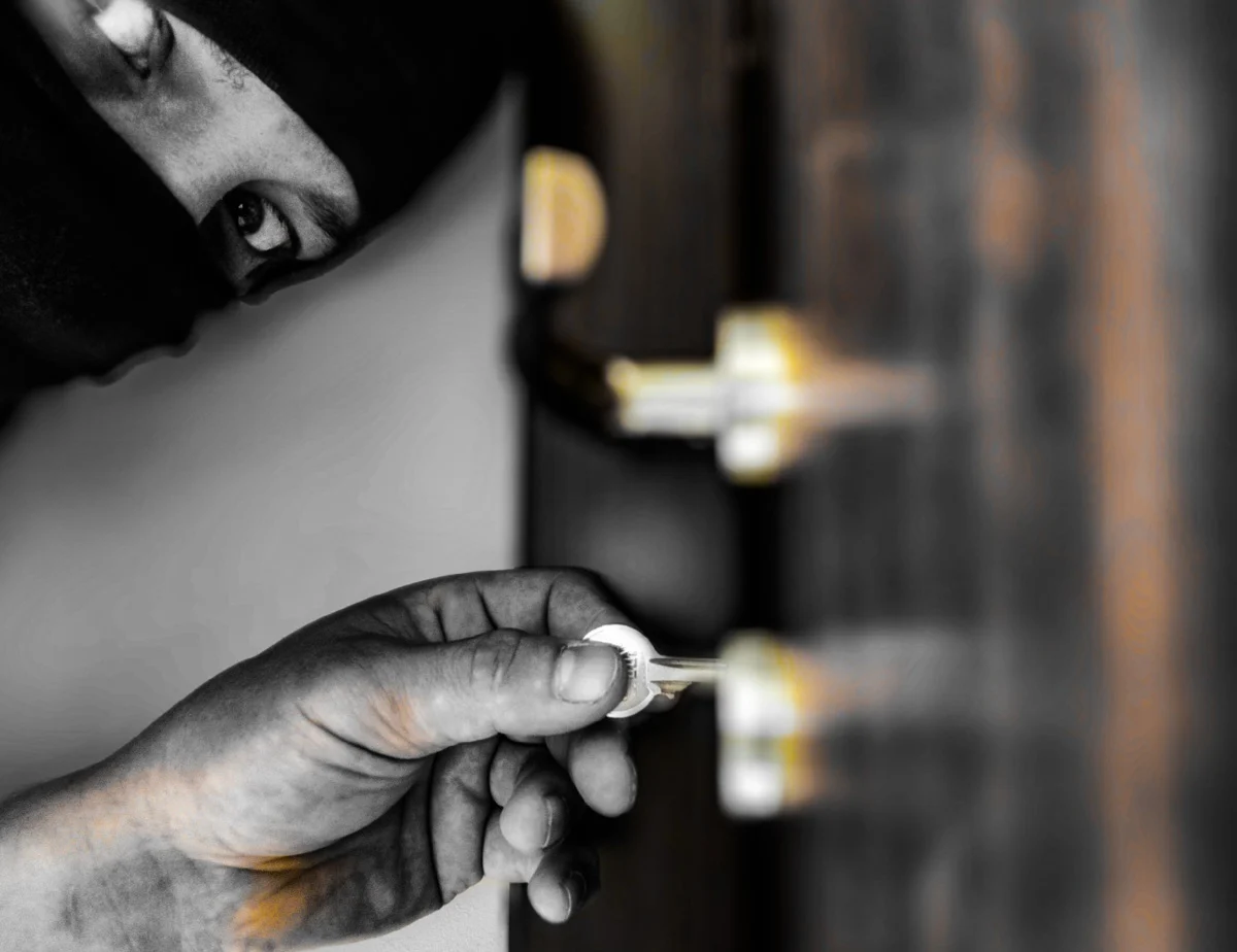 Dwa włamania w Zabrzu w ciągu jednego dnia. Policja radzi jak chronić mienie